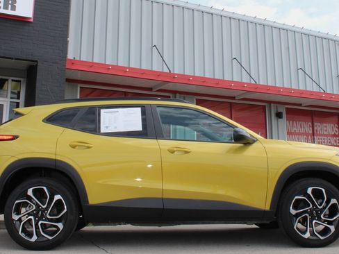 Used 2025 Chevrolet Trax RS w/ Driver Confidence Package FWD image 5