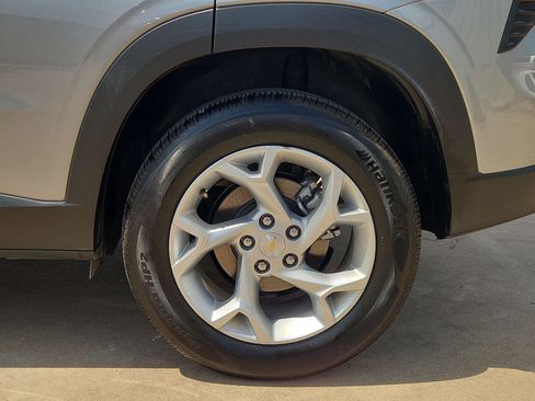 Used 2024 Chevrolet Trax LS w/ LS Convenience Package FWD image 16