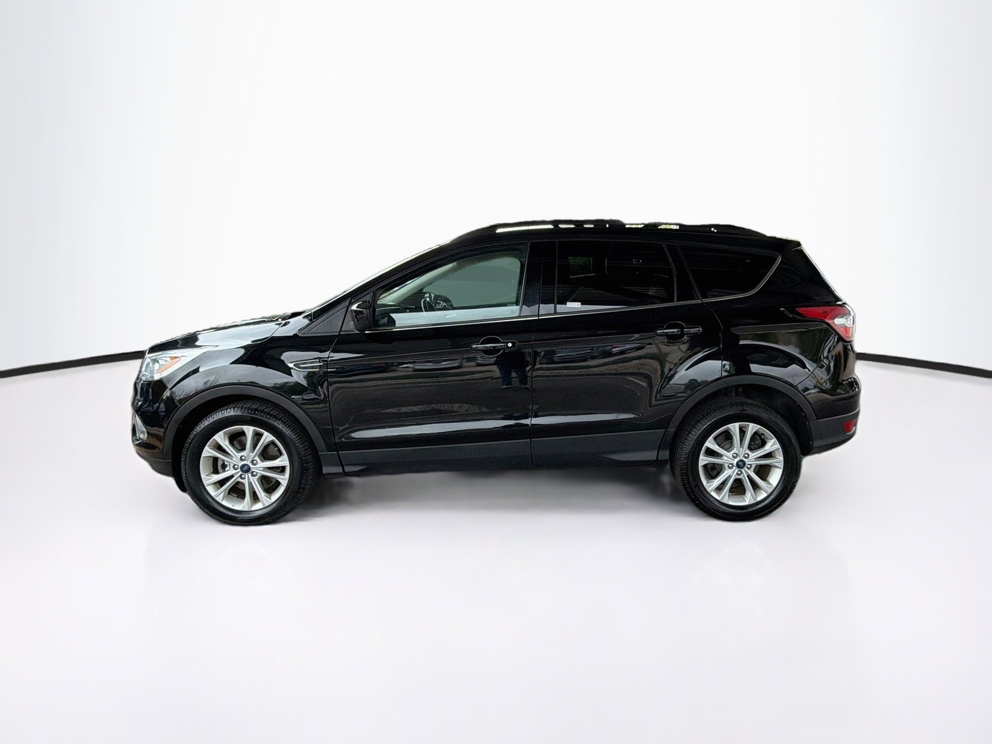 Used 2017 Ford Escape SE w/ SE Leather Comfort Package AWD/4WD image 4