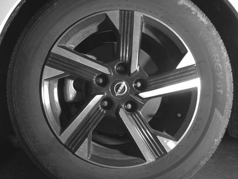 Used 2025 Nissan Sentra SV FWD image 12