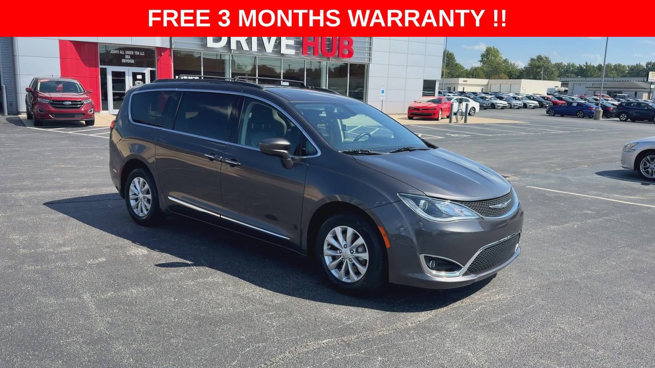 Used 2017 Chrysler Pacifica Touring-L FWD image 2
