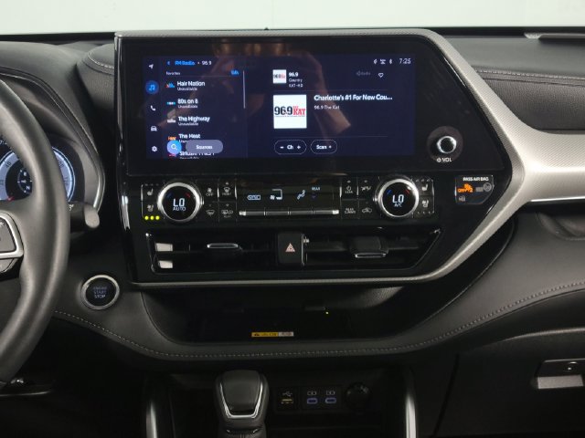 Used 2024 Toyota Highlander Platinum FWD image 25