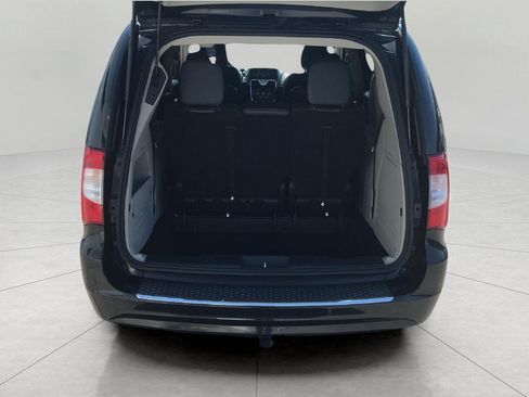 Used 2016 Chrysler Town & Country LX FWD image 12