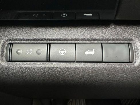 New 2025 Nissan Pathfinder SV w/ Black Appearance Package image 30