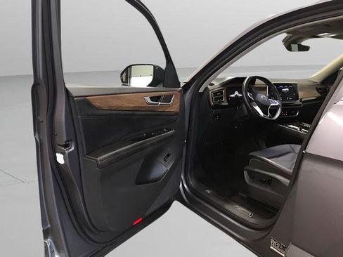 Used 2025 Volkswagen Atlas SE AWD/4WD image 15