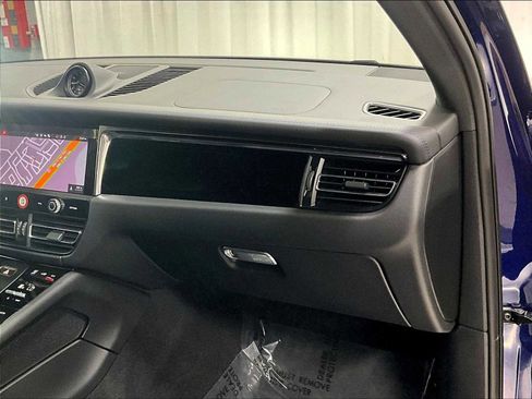 Used 2025 Porsche Macan image 27