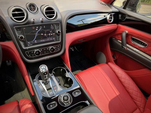 Used 2019 Bentley Bentayga AWD/4WD image 32