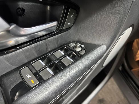 Used 2018 Land Rover Range Rover Evoque SE image 27