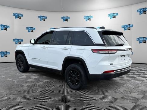 Certified 2023 Jeep Grand Cherokee Laredo w/ Luxury Tech Group I AWD/4WD image 4