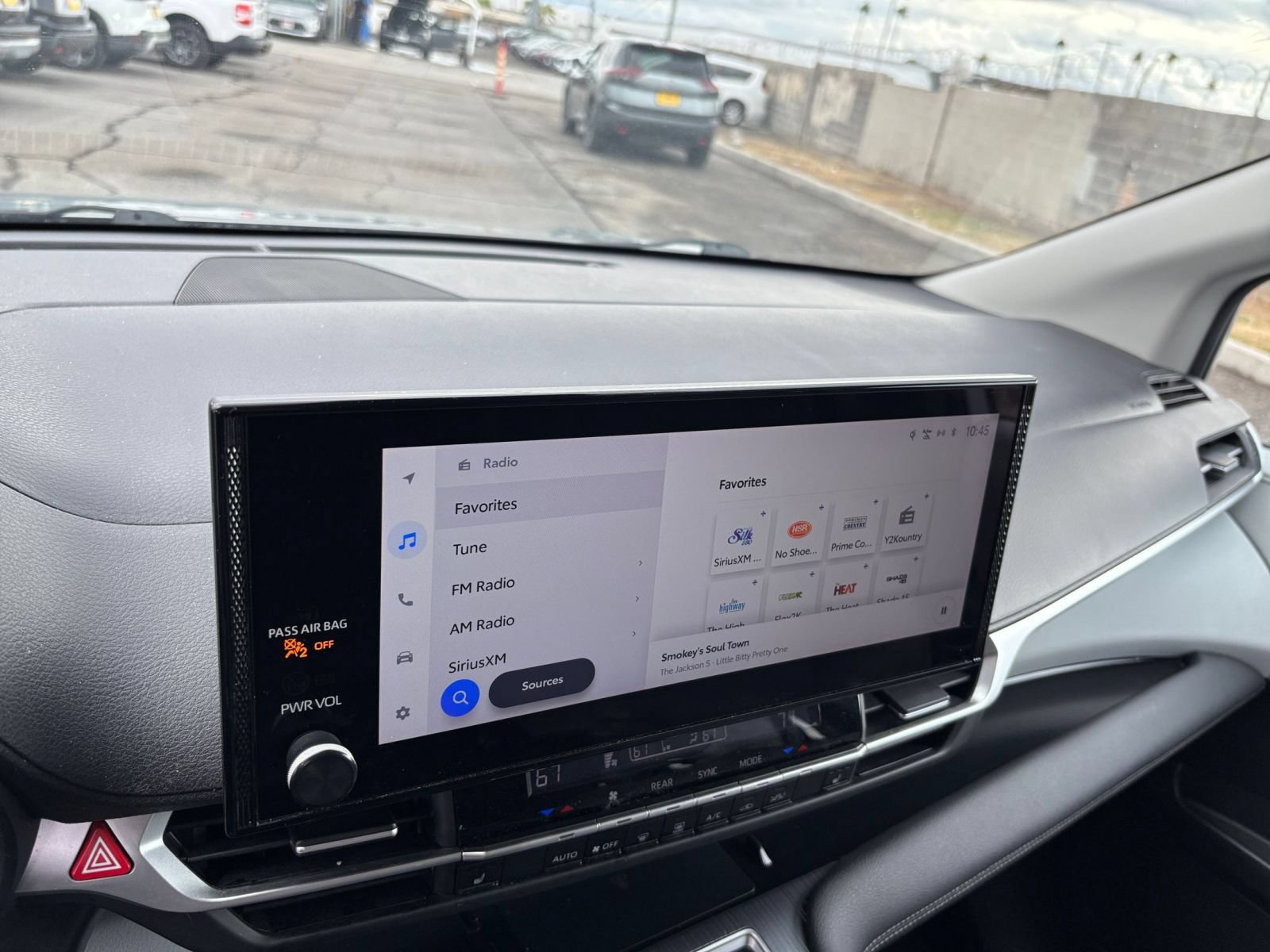 Used 2025 Toyota Sienna XLE FWD image 19