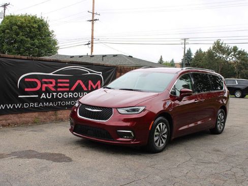 Used 2021 Chrysler Pacifica Touring-L FWD image 1