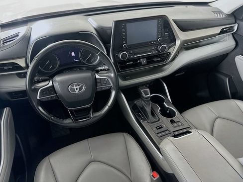 Used 2021 Toyota Highlander XLE AWD/4WD image 32