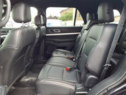 Used 2017 Ford Explorer XLT w/ Equipment Group 202A AWD/4WD image 9