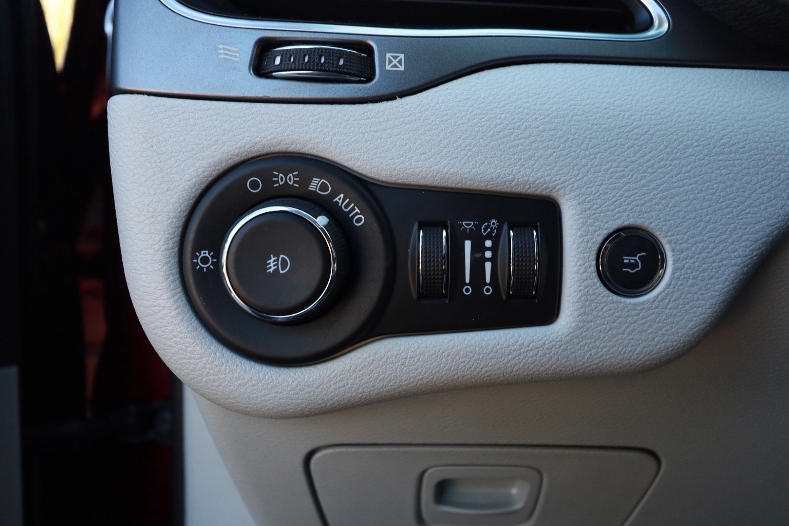 Used 2021 Jeep Cherokee Latitude Lux w/ Sun & Sound Group FWD image 17