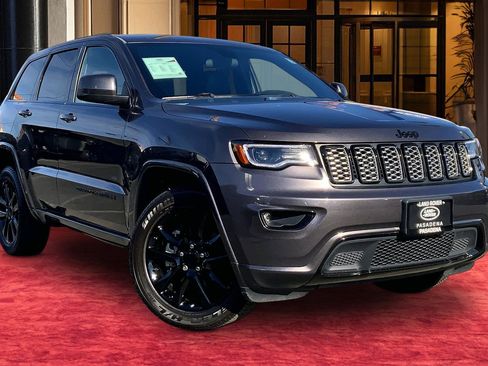 Used 2021 Jeep Grand Cherokee Laredo X image 2