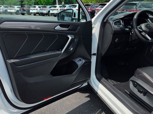 Certified 2022 Volkswagen Tiguan SE w/ Panoramic Sunroof Package FWD image 17