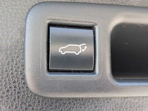 Used 2022 Toyota Highlander XLE FWD image 15