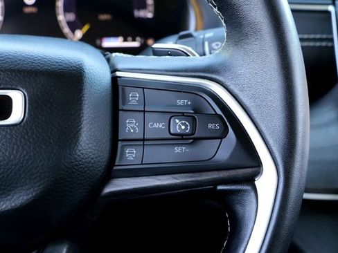 Used 2022 Jeep Grand Cherokee Limited image 13