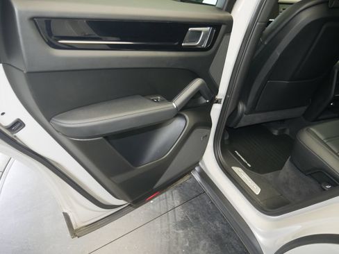 Certified 2023 Porsche Cayenne AWD/4WD image 18