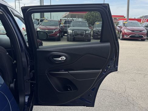 Used 2015 Jeep Cherokee Latitude w/ Cold Weather Group AWD/4WD image 24