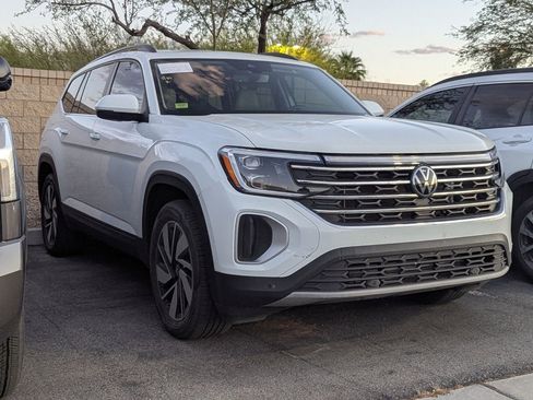 Used 2024 Volkswagen Atlas SE w/ Panoramic Sunroof Package FWD image 3