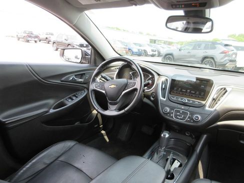 Used 2018 Chevrolet Malibu LT w/ Leather Package FWD image 21
