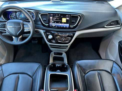 Used 2024 Chrysler Pacifica Limited FWD image 16