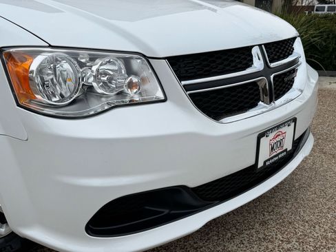 Used 2018 Dodge Grand Caravan SE w/ UConnect Hands-Free Group image 2