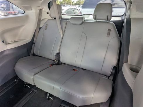 Used 2021 Toyota Sienna XLE w/ XLE Plus Package FWD image 13