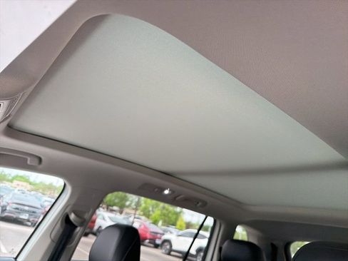 Used 2022 Volkswagen Tiguan SE w/ Panoramic Sunroof Package FWD image 19
