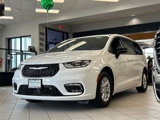 New 2025 Chrysler Pacifica Select video 2