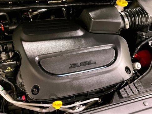 Used 2024 Chrysler Pacifica Touring-L image 32