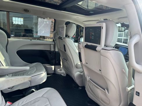 Used 2017 Chrysler Pacifica Limited image 47