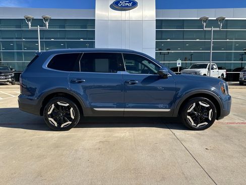 Used 2023 Kia Telluride EX w/ EX Captain's Chair Package image 6