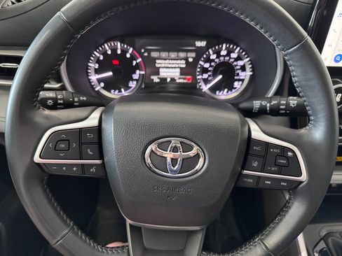 Used 2024 Toyota Highlander XLE AWD/4WD image 15
