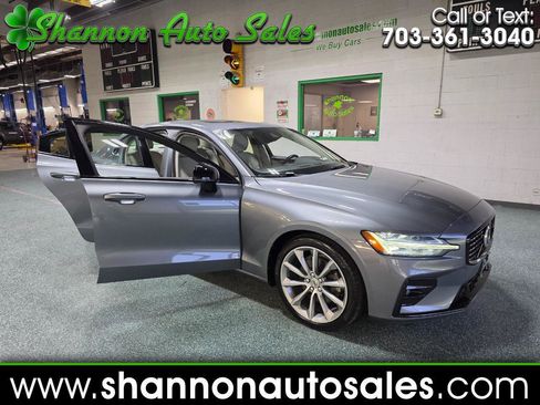 Used 2021 Volvo S60 T5 Momentum w/ Premium Package image 1