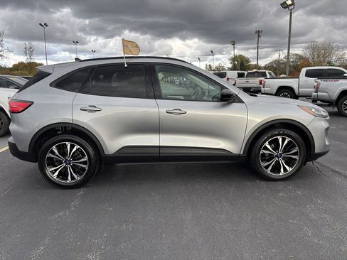 Certified 2022 Ford Escape SE w/ SE Sport Appearance Package image 9