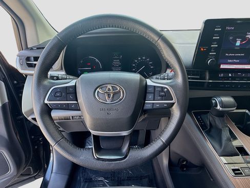 Used 2024 Toyota Sienna XLE FWD image 10