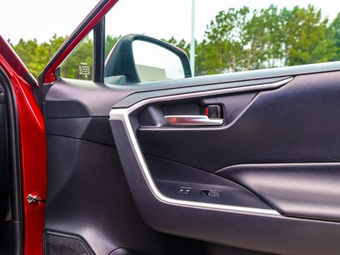 Used 2019 Toyota RAV4 XLE Premium FWD image 13