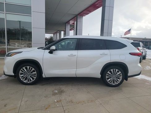 Used 2023 Toyota Highlander Platinum image 4