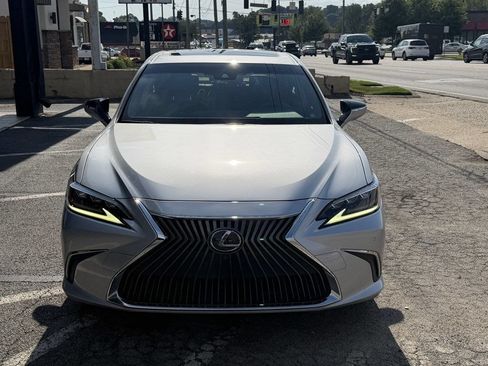 Used 2019 Lexus ES 300h w/ Accessory Package 2 FWD image 2