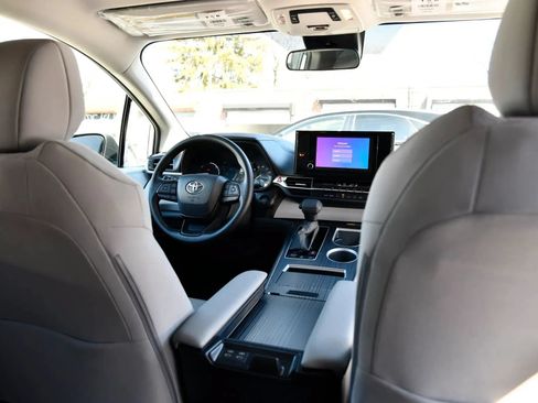 Used 2025 Toyota Sienna LE FWD image 22