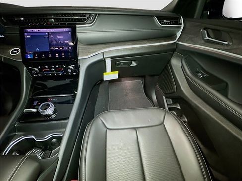New 2025 Jeep Grand Cherokee Limited w/ Luxury Tech Group II image 26