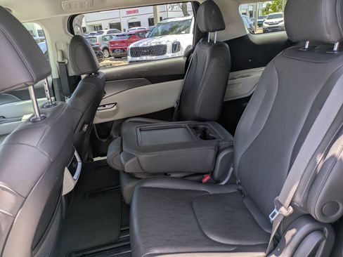 Certified 2022 Kia Carnival LX FWD image 11