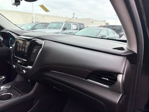 Used 2018 Chevrolet Traverse LT FWD image 20