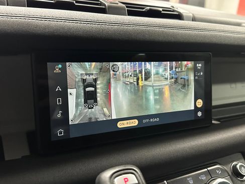 Used 2020 Land Rover Defender 110 First Edition image 24