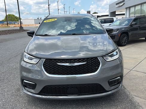 Used 2025 Chrysler Pacifica Select FWD image 2