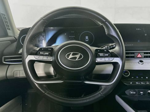 Used 2025 Hyundai Elantra Limited FWD image 18
