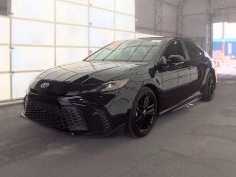 Used 2025 Toyota Camry SE FWD image 2