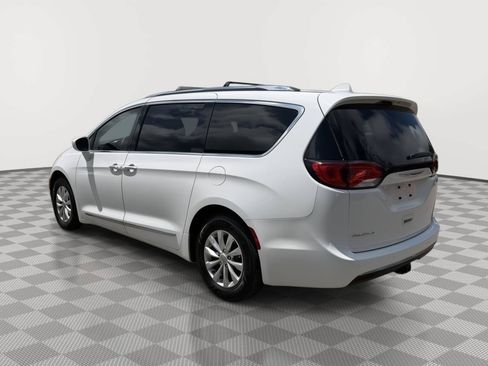 Used 2018 Chrysler Pacifica Touring-L Plus FWD image 3